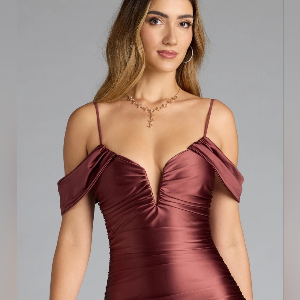 Windsor Jelene Cold-Shoulder Mermaid Satin Formal Dress - Picture 3 of 9